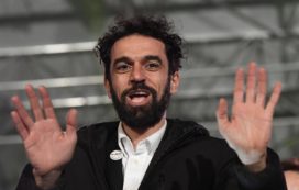 Copertina di Bruxelles, Giarrusso deve parlare in inglese ma si blocca: ‘Figuraccia? Ok, non so tradurre il testo all’impronta, ma la vera vittima sono io’