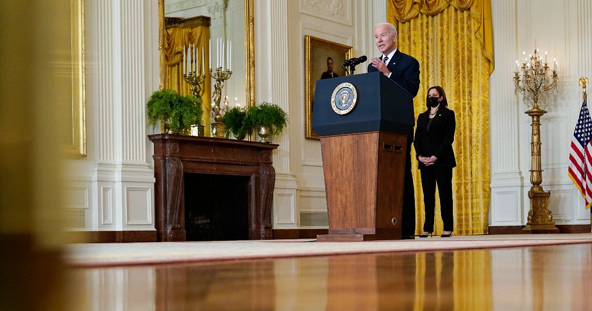 Usa, Biden punta tutto sul maxi-piano per clima e welfare da 1.750 miliardi: ‘Si decide mia presidenza’. Ma due Dem possono farlo saltare