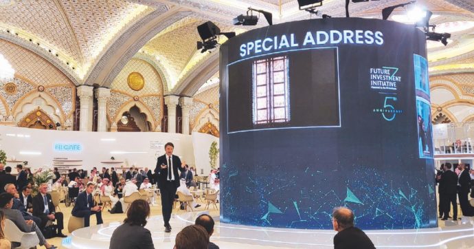 Renzi diserta il Senato e pontifica dall’Arabia