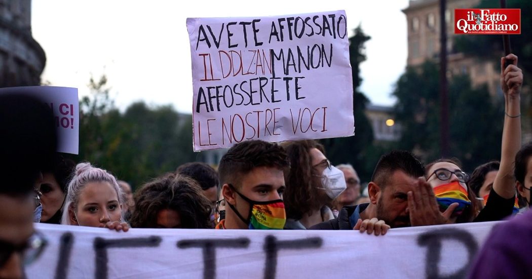 Omotransfobia, protesta nella ‘gay street’ di Roma contro la bocciatura del ddl Zan: “Non affosserete anche le nostre voci”