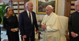 Copertina di Biden incontra il Papa e gli regala una moneta: “È il dono che avrebbe voluto farle mio figlio” – Video