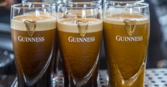 Copertina di Natale senza birra Guinness a Londra: i pub introducono il razionamento. Decisivo l’aumento dei consumi tra i più giovani a causa dei “Guinnfluencers”