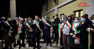 Copertina di Buccinasco, flash mob di 40 sindaci: “La mafia non è in tv, noi la incontriamo al mercato”. Il pm: “Olimpiadi e Pnrr, non cadiamo nella trappola”