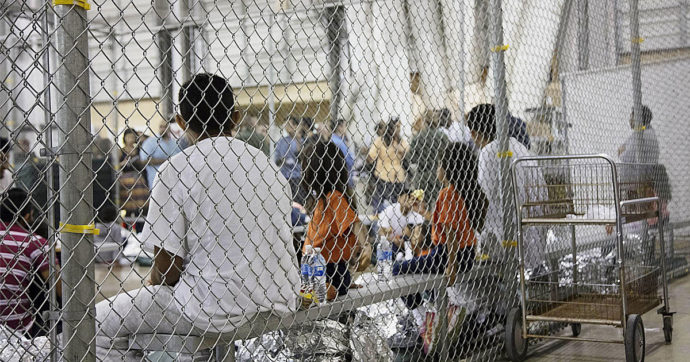 Usa, l’amministrazione Biden risarcirà con mezzo milione di dollari le famiglie di minori separate al confine durante l’era Trump