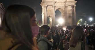 Copertina di Milano, migliaia di persone all’Arco della Pace contro la bocciatura del ddl Zan: “Vergogna, hanno riso di fronte alla negazione dei diritti”