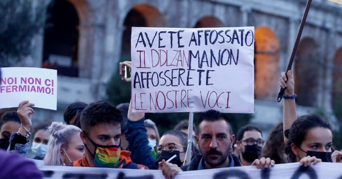Ddl Zan, le piazze Lgbtq contro Renzi: “Vergogna”
