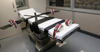 Copertina di Stati Uniti, in Oklahoma un’esecuzione si trasforma in supplizio: il condannato muore dopo atroci sofferenze