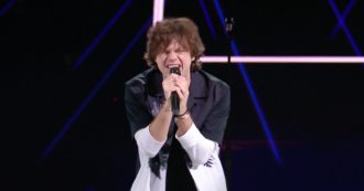 Copertina di X Factor 2021, nella prima puntata dei Live porta il suo brano originale “Altro”. Ecco l’esibizione (video)