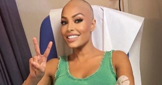Carolina Marconi, la foto senza veli dentro la vasca è forte e bellissima: “Il cancro mi ha ucciso in tanti modi, pronta a rinascere”