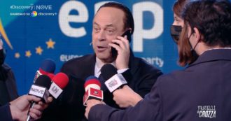 Copertina di Crozza-Berlusconi chiama i 54 elettori mancanti per il Quirinale: “Non posso comprare 54 bilocali, cribbio, se ne accorgono!”