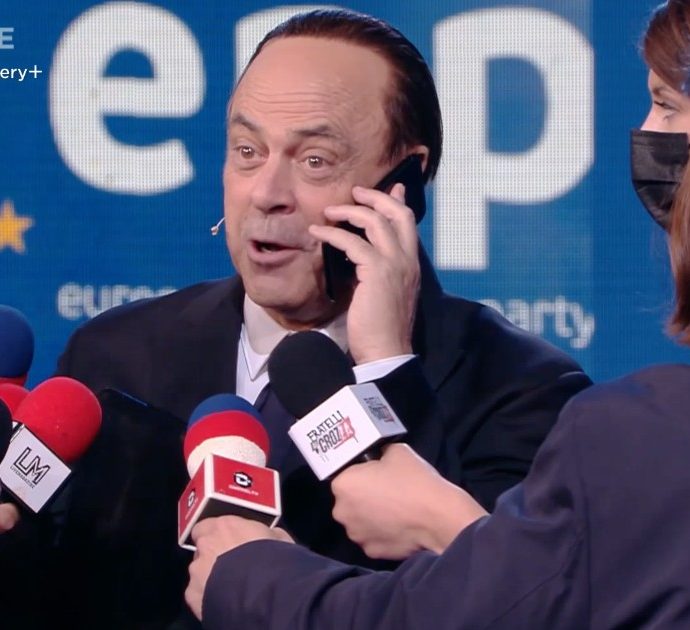 Crozza-Berlusconi chiama i 54 elettori mancanti per il Quirinale: “Non posso comprare 54 bilocali, cribbio, se ne accorgono!”
