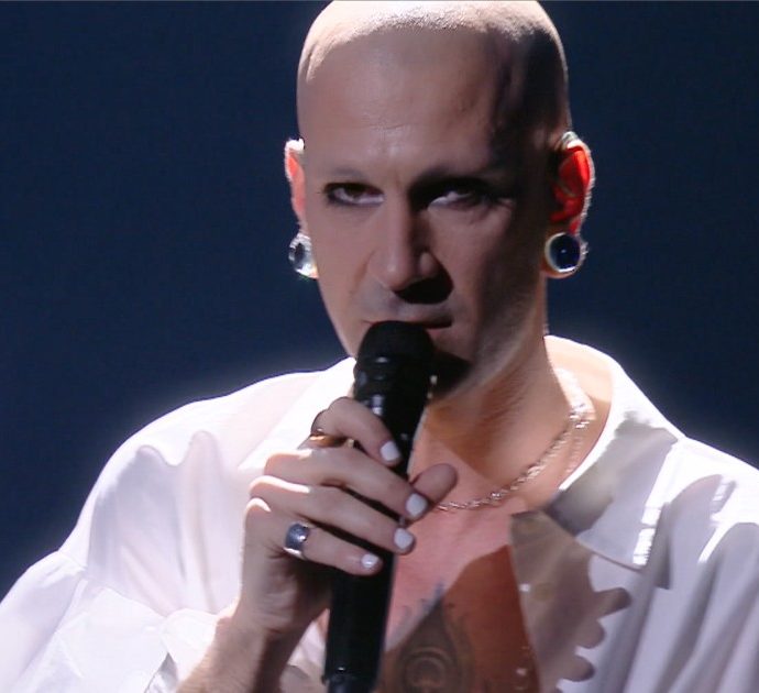 X Factor 2021, Erio torna sul palco con il suo brano originale “Amore vero”. Il suo è un talento autentico