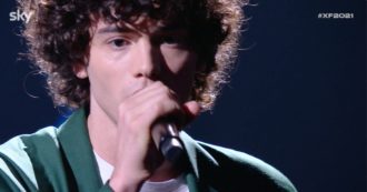 Copertina di X Factor 2021, il cantautore Fellow si esibisce al piano cantando in inglese il suo brano “Fire” e strappa gli applausi convinti del pubblico