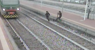 Copertina di Monza, rapine alla stazione di Seveso: gli sfilano il monopattino e fuggono sui binari. Il video dei giovanissimi malviventi in azione