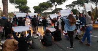 Roma, protesta contro il G20: una cinquantina di manifestanti bloccano via Colombo. Fatti alzare di peso dalle forze dell’ordine (video)