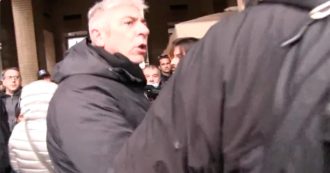 Copertina di Milano, giornalista di La7 aggredito durante il No Paura Day: “Non ci dovete venire qui”. Poi un colpo alla telecamera e uno sputo