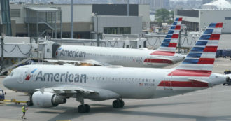 Copertina di Il problema della carenza di lavoratori colpisce anche le compagnie aeree. American Airlines cancella  voli