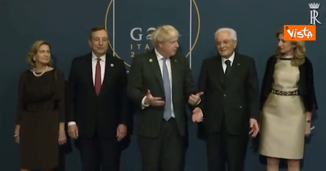 Boris Johnson al Quirinale durante la foto di rito cerca di ricordare a memoria i 7 colli di Roma, Mattarella lo guarda divertito e Draghi lo aiuta