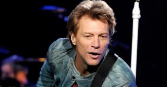 Copertina di Jon Bon Jovi operato alle corde vocali: “Una era spessa come un pollice, l’altra come un mignolo. Non so se tornerò in tour”