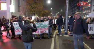 Copertina di Milano, il quindicesimo sabato di protesta contro il Green Pass tra tensioni e insulti a Beppe Sala: il corteo devia dal percorso concordato