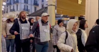 Copertina di Novara, No green pass sfilano vestiti come deportati nei lager nazisti. L’Anpi condanna l’iniziativa: “La vergogna dell’ignoranza”