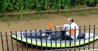 Copertina di Sembra Venezia ma è Siracusa, dopo le violente precipitazioni c’è chi si muove in canoa per le strade allagate
