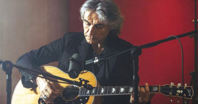 Copertina di Ligabue: “Il mio silenzio con Faber, l’invidia per Battiato e la lezione di Guccini”