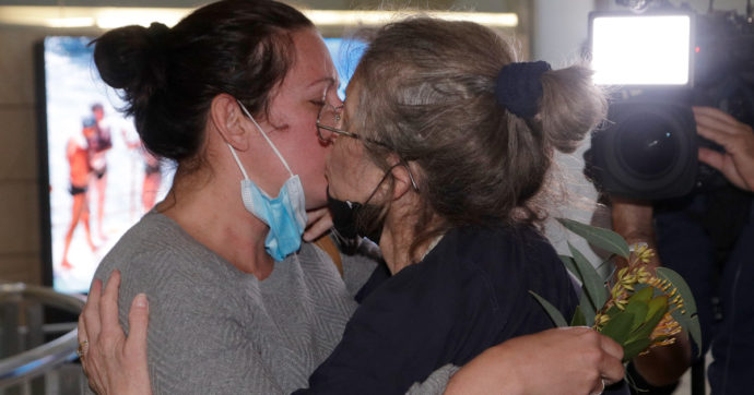 Covid, cinque milioni le vittime del virus nel mondo. L’Australia riapre i confini dopo 600 giorni: lacrime e abbracci negli aeroporti