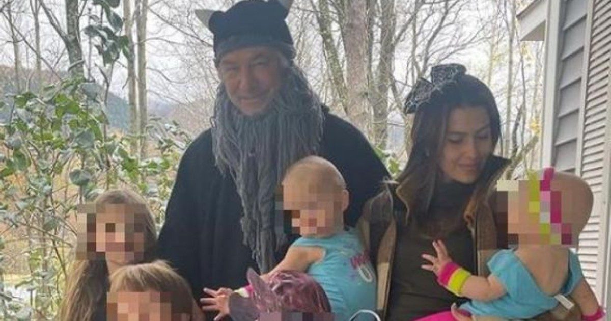 Alec Baldwin, la moglie Hilaria: “Fare i genitori in questo momento è complicato”. E pubblica una foto della famiglia travestita per Halloween