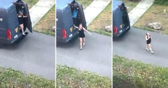 Copertina di Amazon, la consegna del corriere è a luci rosse: una donna esce così dal suo furgone, licenziato – VIDEO