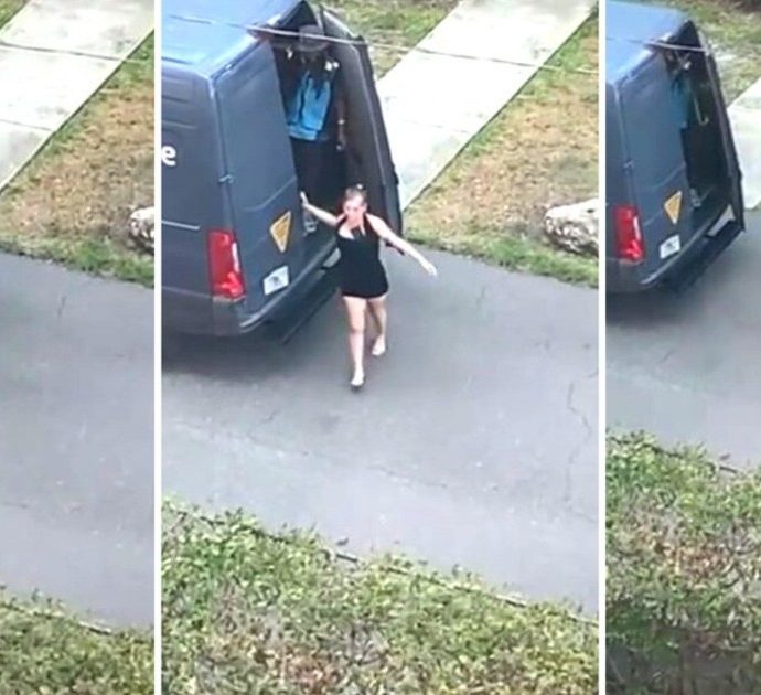 Amazon, la consegna del corriere è a luci rosse: una donna esce così dal suo furgone, licenziato – VIDEO