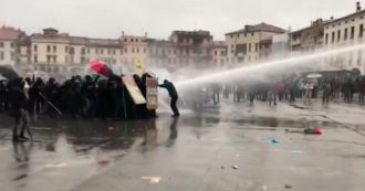 Padova, antagonisti contro la visita del presidente brasiliano Bolsonaro: cariche della polizia e idranti per disperdere i manifestanti (video)