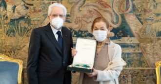 Copertina di Edith Bruck rifiuta il Premio per la Pace di Anzio: “Mussolini è cittadino onorario del Comune. Nostalgia dell’epoca più vergognosa”