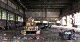 Copertina di Torino, dentro la fabbrica abbandonata luogo del maxi rave party con 4mila persone – Video