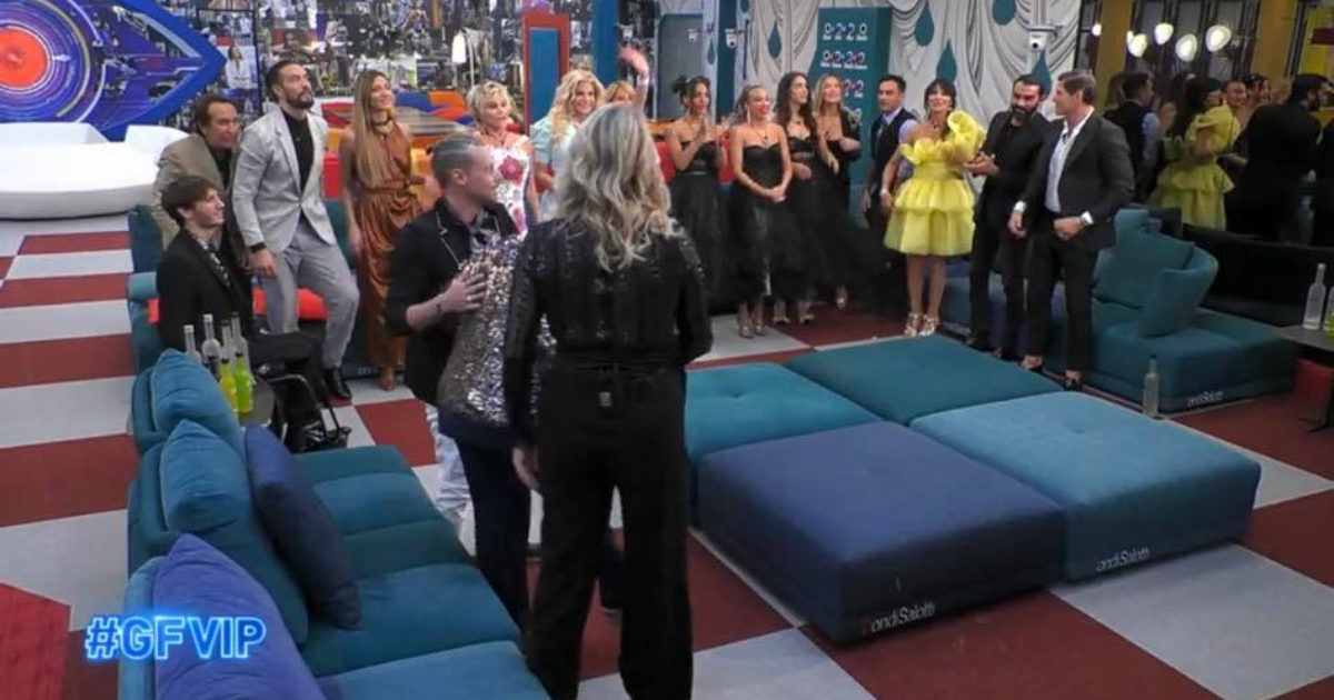 Grande Fratello Vip, “qualcuno ha fatto la ca**a sul pavimento. Chi è che ha sporcato così?”. E la regia stacca