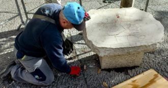 Copertina di Napoli, vandalizzata la lapide in memoria di Falcone e Borsellino. Il sindaco Manfredi: “Atto inaccettabile, soprattutto in questa città”