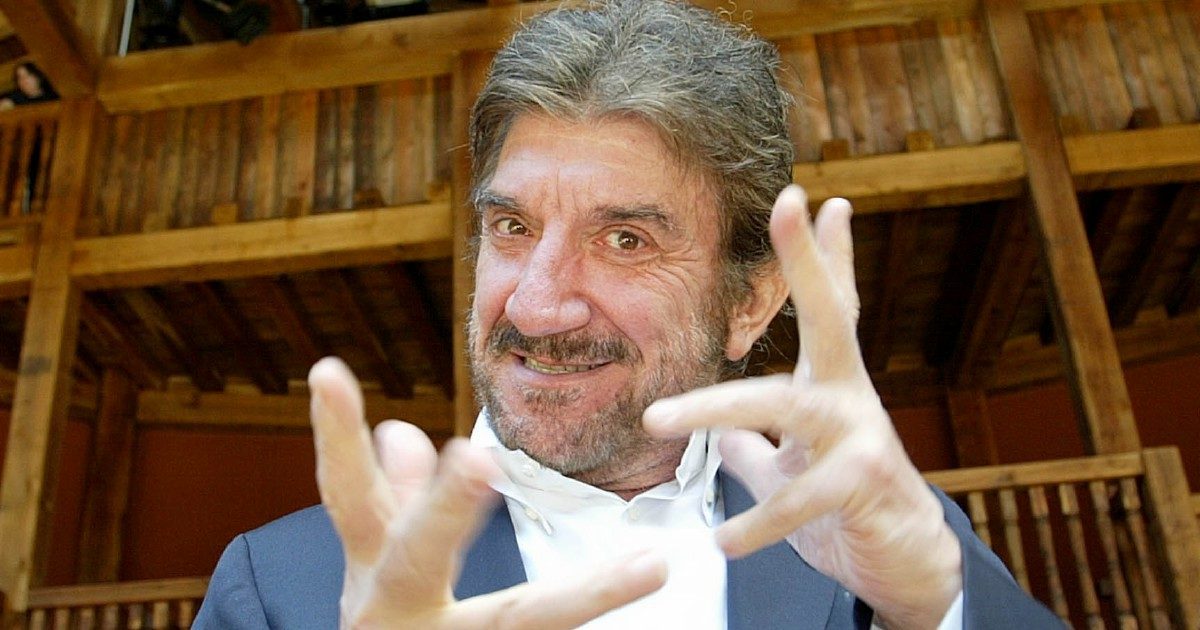 Gigi Proietti, a due anni dalla morte ancora non è stato sepolto a Roma: “La sua salma è parcheggiata in Umbria”