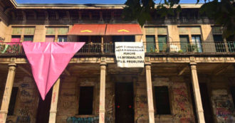 Copertina di Nel centro sociale occupato di Milano ‘sfrattato’ da spacciatori e senzatetto: “Attività sospese, pericolo troppo alto”