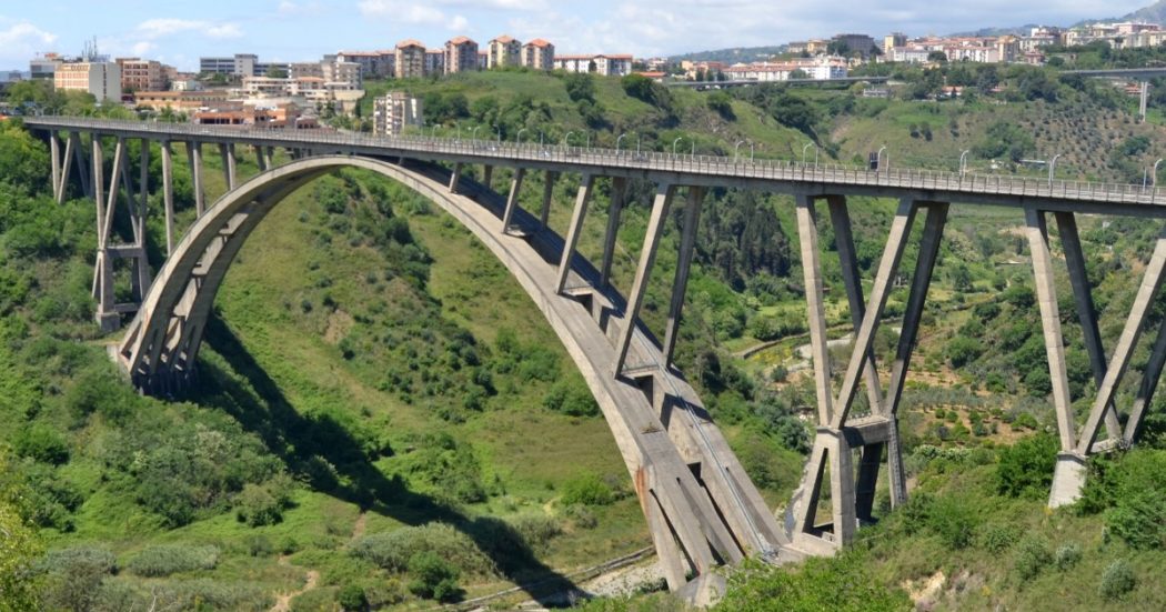 Utilizzavano malta scadente per risparmiare e favorivano le ‘ndrine: 4 arresti a Catanzaro, sequestrati ponte Morandi e galleria Sansinato