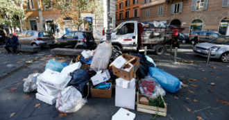 Copertina di Emergenza rifiuti, le multe dei seimila vigili di Roma? Appena 39 in un anno: il restante 99% viene dal nucleo di 28 uomini voluto da Raggi