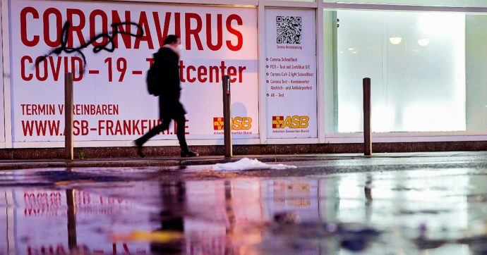 Covid, il Centro Ue per le malattie infettive: “Previsto anche in Italia un aumento di casi, ricoveri e morti nelle prossime due settimane”