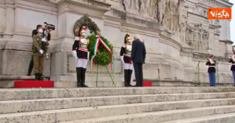 Copertina di 4 novembre, il presidente della Repubblica Mattarella depone una corona d’alloro all’Altare della Patria – Video