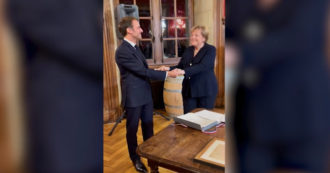 Copertina di L’emozione di Merkel nell’ultimo saluto da cancelliera a Macron: l’abbraccio tra i due – Video