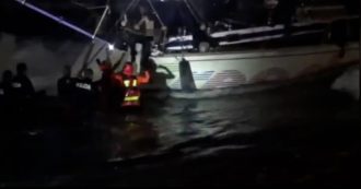 Copertina di Migranti, barca a vela con 75 persone in balia delle onde nel Crotonese: soccorritori in acqua per metterle in salvo