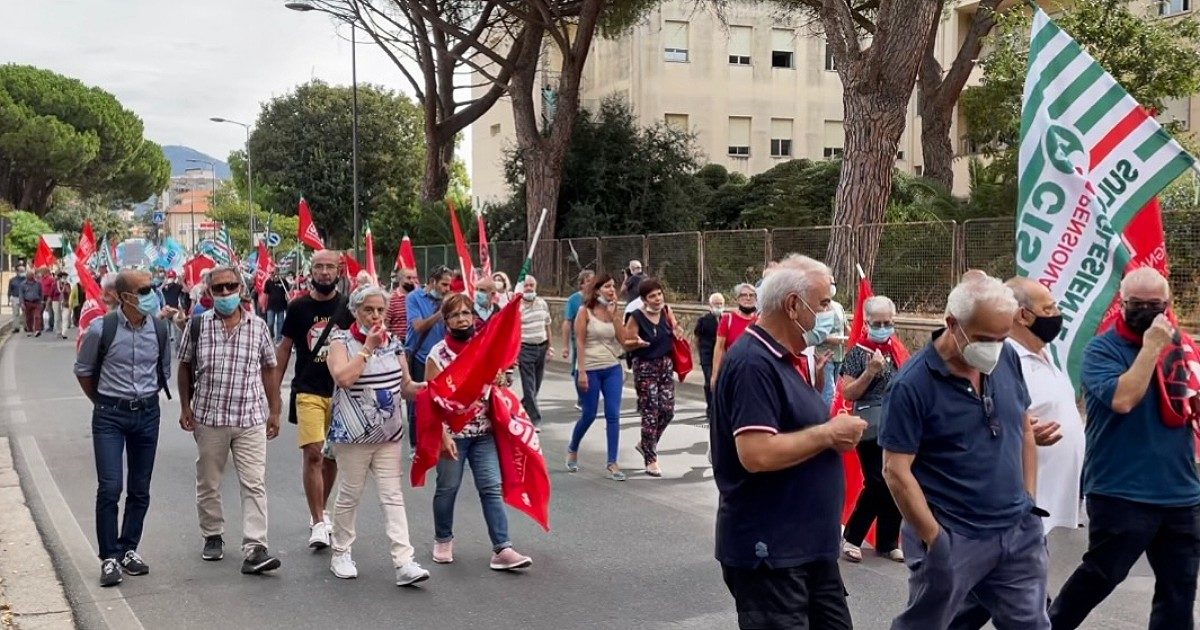 Sardegna, sanità al collasso (e non per il Covid). “Manca personale, prenotare un esame è impossibile e i cronici sono abbandonati. Mentre Solinas finanzia l’ospedale privato Mater Olbia”