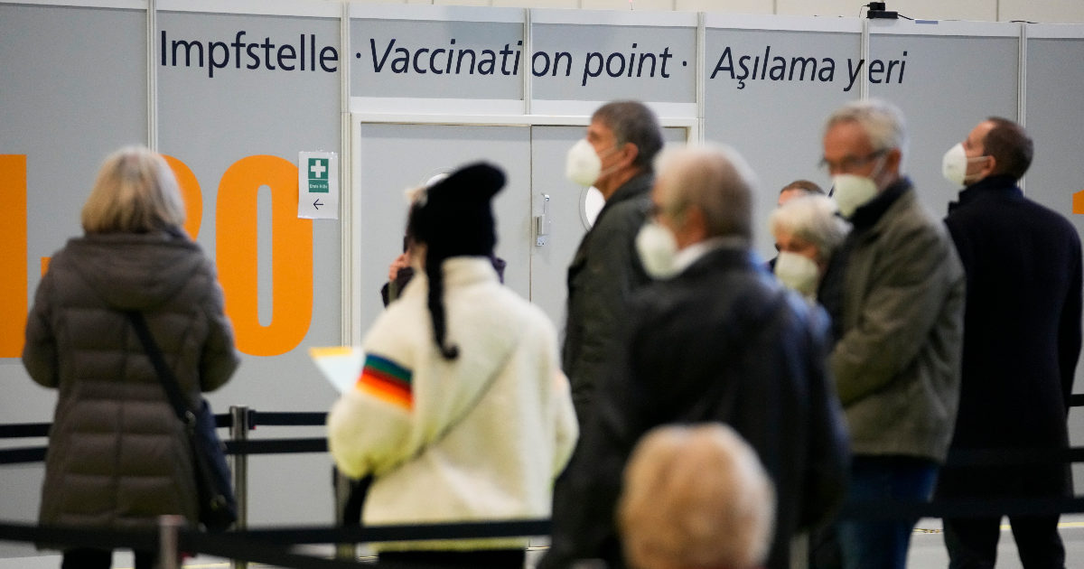 Covid, arriva il Super green pass alla francese. Casi ancora in calo in Germania. A New York obbligo vaccinale nelle aziende private
