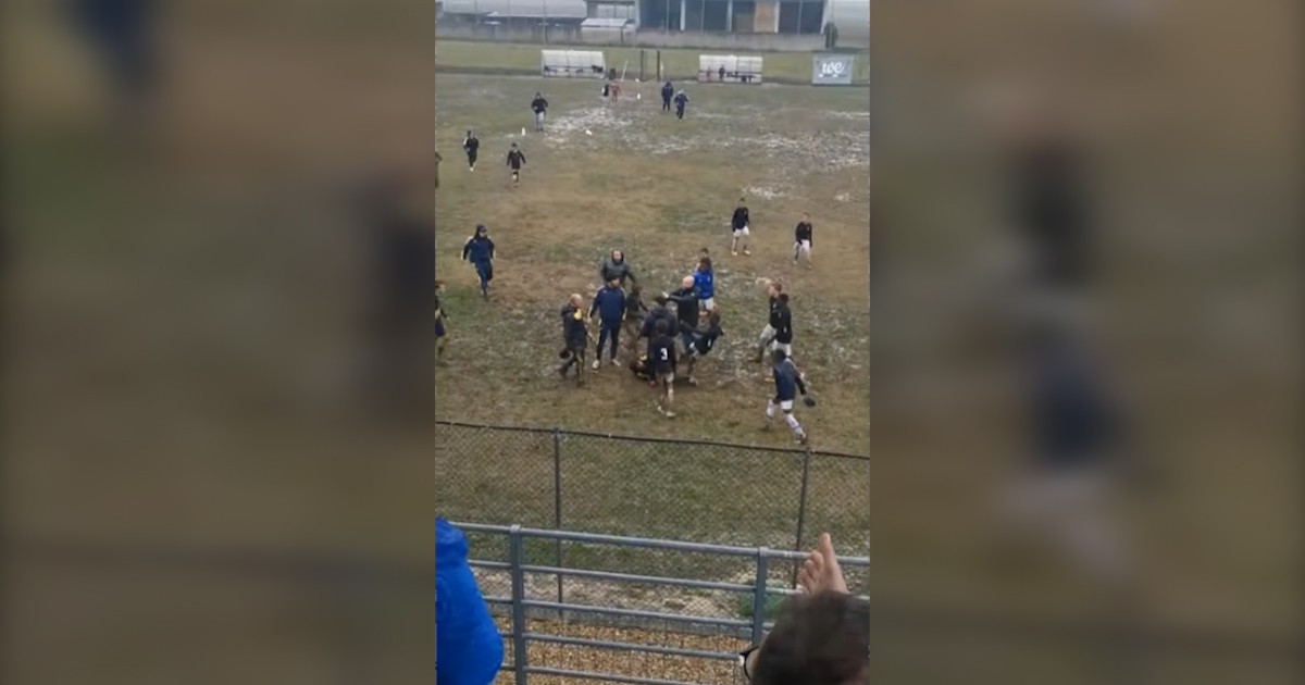 Turin, agression lors d’un tournoi international de gamins : l’équipe de France donne un coup de pied au manager adverse – Vidéo