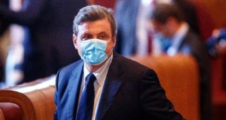 Copertina di L’esordio di Carlo Calenda in Campidoglio: “Ha staccato il cartello di divieto di fumo per accendersi la sigaretta”. Lui replica: “Cavolate”