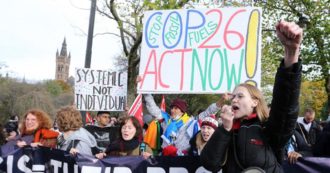 Copertina di Glasgow, in 10mila per il corteo dei Fridays for Future. Greta Thunberg tra i manifestanti: “È chiaro a tutti che la Cop26 è un fallimento”