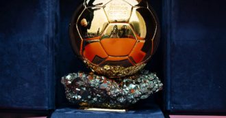 Copertina di Pallone d’Oro, da Mario Zappa a Paolo Condò: la storia dei giornalisti italiani che hanno votato il miglior calciatore dell’anno